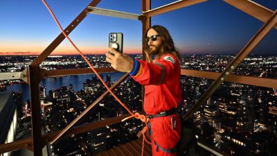 Vídeo del cantante de Thirty Seconds to Mars, Jared Leto, escalando el Empire State para promocionar su gira