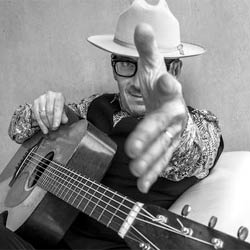 Elvis Costello anuncia nuevo disco, Hey Clockface, así suena 