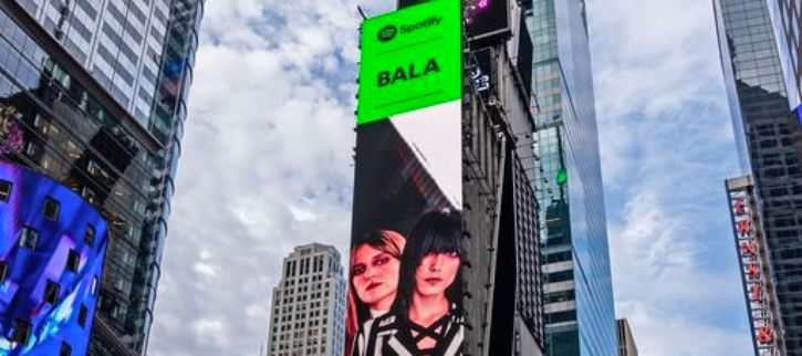 Póster gigante de Bala en Times Square, Nueva York como artistas Equal de Spotify