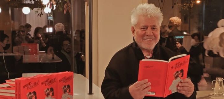 Pedro Almodóvar presenta el libro de Madres Paralelas, película con música de Alberto Iglesias