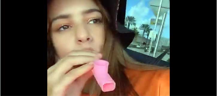 Arrasa en redes el vídeo de Rosalía con guiño a Hendrix tocando una turuta o kazoo